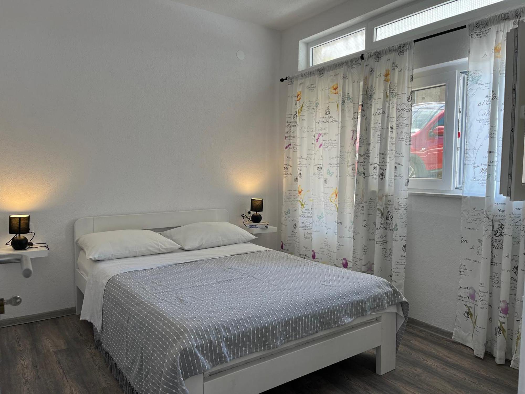M&i, Free Private Parking Makarska