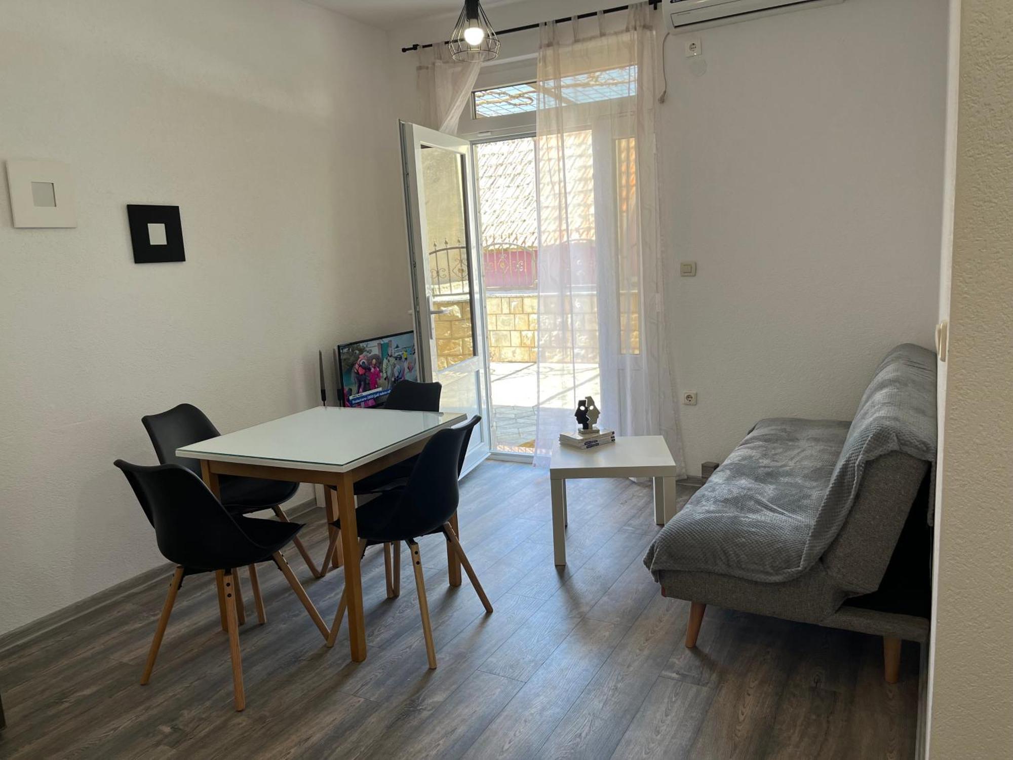M&i, Free Private Parking Makarska