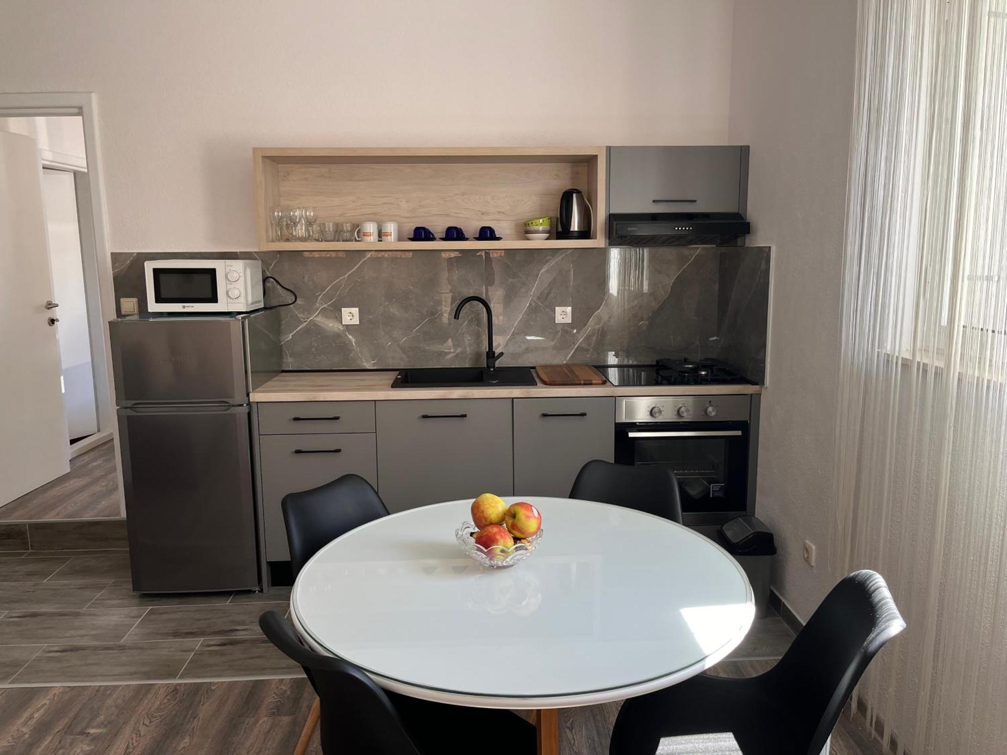 M&i, Free Private Parking Makarska