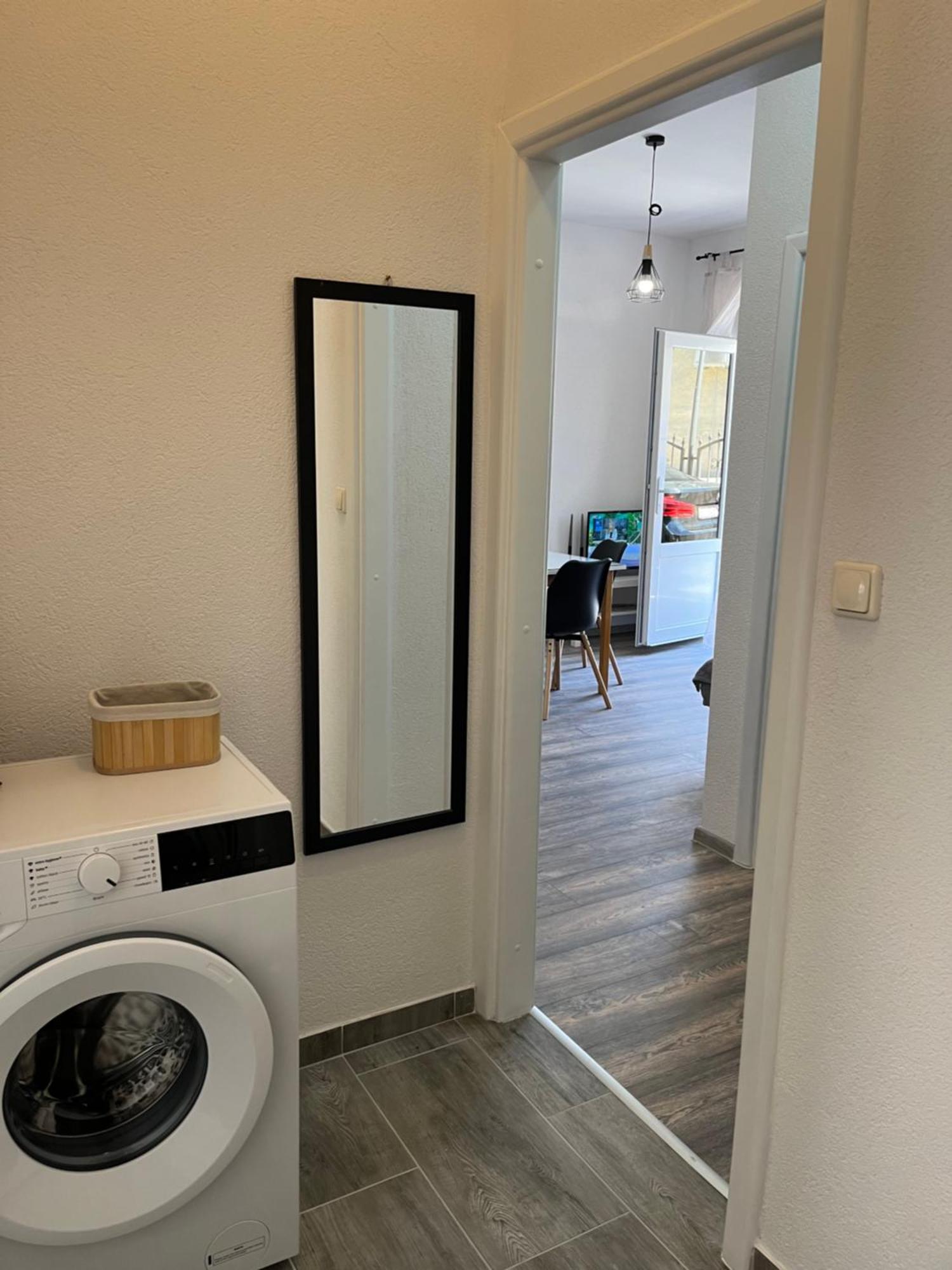 M&i, Free Private Parking Apartment *