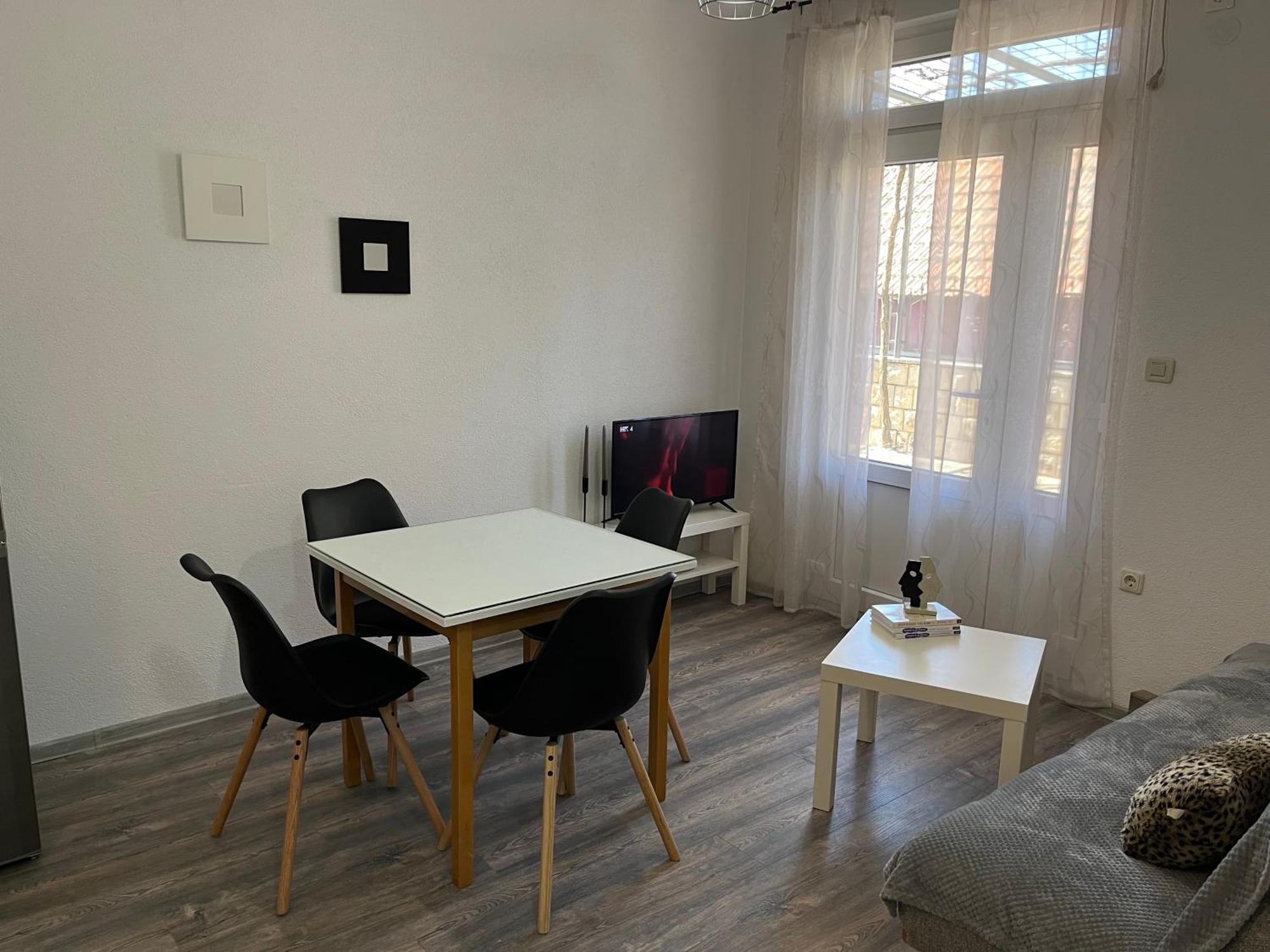 M&i, Free Private Parking Apartment *