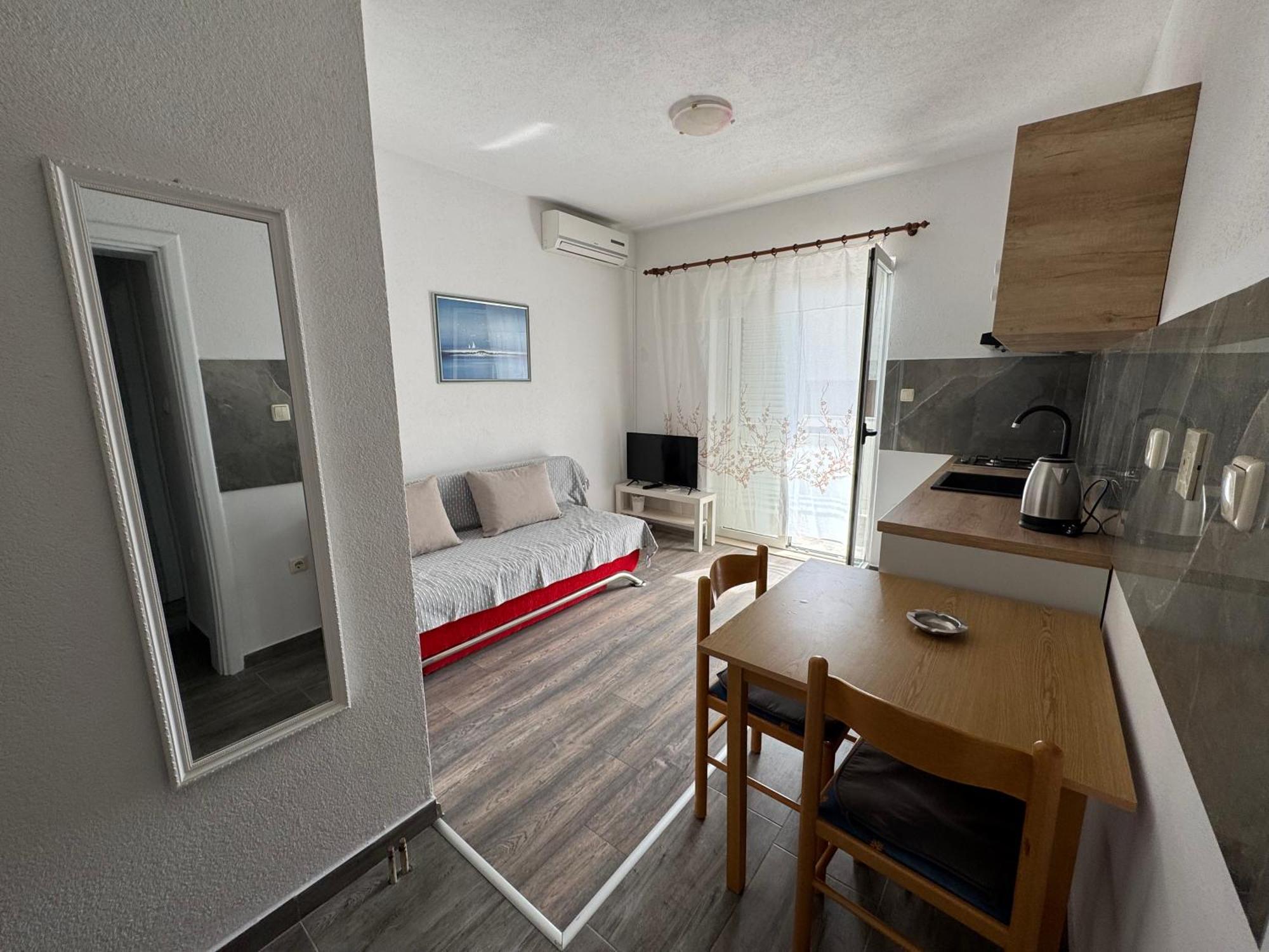 M&i, Free Private Parking Makarska